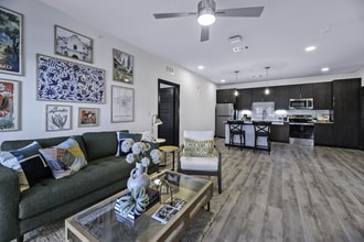 Istana At Wurzbach in San Antonio, TX - Building Photo - Building Photo