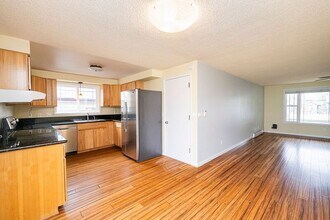 7415 SE Center St in Portland, OR - Building Photo - Building Photo