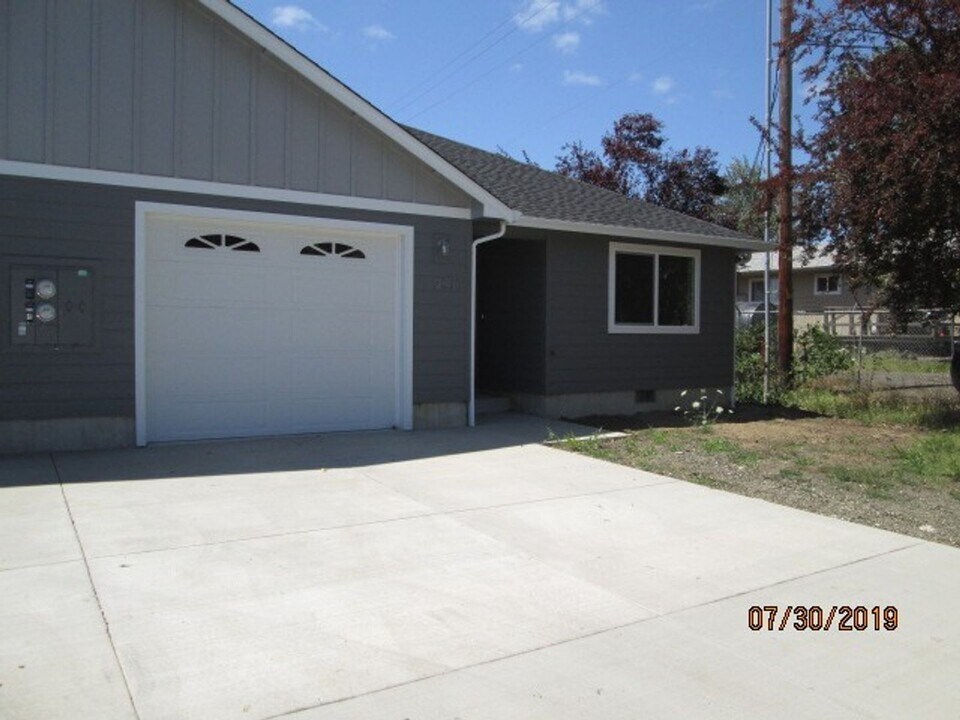 3020 NE Johnson St in Roseburg, OR - Building Photo
