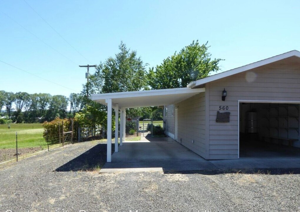 560 Evelyn St in Roseburg, OR - Building Photo