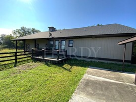 127 Carpenter Rd NE in Calhoun, GA - Foto de edificio - Building Photo