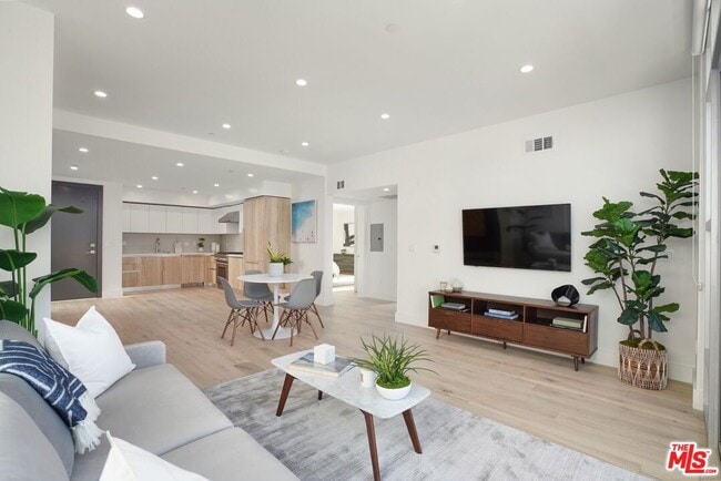 8210 Fountain Ave in West Hollywood, CA - Building Photo - Building Photo