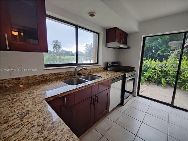 181 Wimbledon Lake Dr in Plantation, FL - Foto de edificio - Building Photo