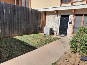 7206 Creekside Dr in Austin, TX - Building Photo - Building Photo