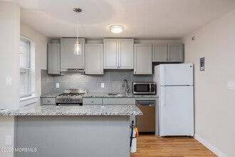 66 Manor Dr in Red Bank, NJ - Building Photo - Building Photo