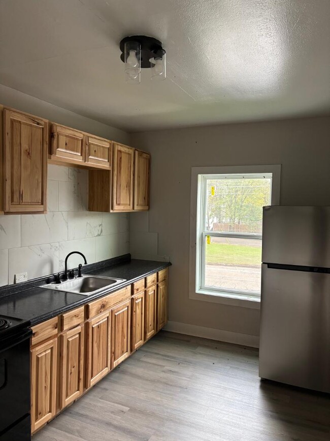 property at 406 S Fredonia St