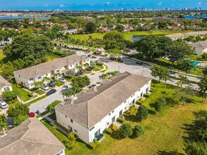 311 NE 194th Ln in Miami, FL - Foto de edificio - Building Photo
