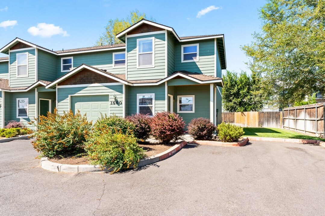 1560 SW Reindeer Ave in Redmond, OR - Building Photo