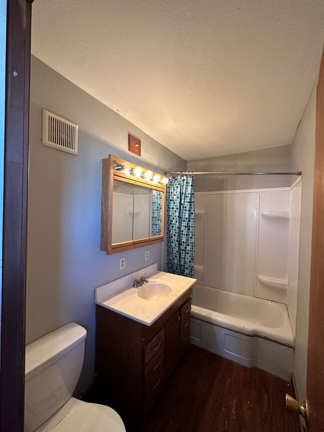 432 James St in Waterloo, IA - Building Photo - Building Photo