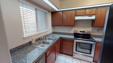 702 Cassia St in Redwood City, CA - Foto de edificio - Building Photo