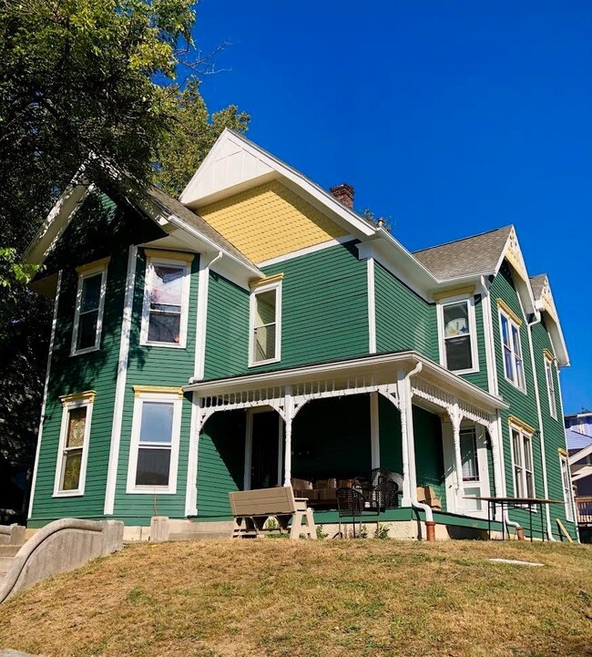 123 E 8th St