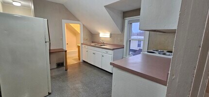 368 Court St, Unit Apt2 in Keene, NH - Foto de edificio - Building Photo