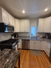 527 E 3rd St, Unit 2R in Boston, MA - Foto de edificio - Building Photo