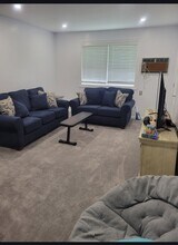 22414 Kingsbury Ave, Unit B in Oakland Gardens, NY - Building Photo - Building Photo