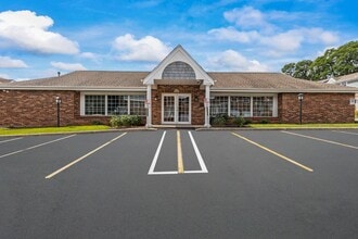 Apple Valley Apartments and Townhomes in Menomonee Falls, WI - Foto de edificio - Building Photo