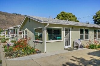 305 Leeward Ave in Pismo Beach, CA - Foto de edificio - Building Photo