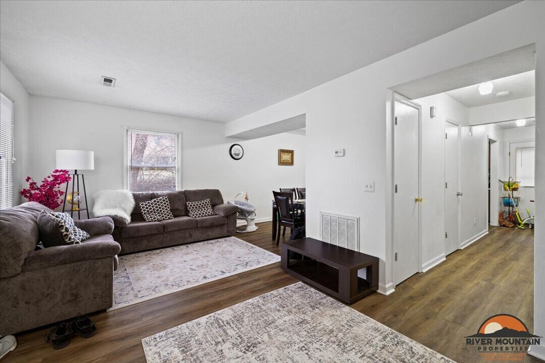 1475 Sandy Cir in Blacksburg, VA - Building Photo