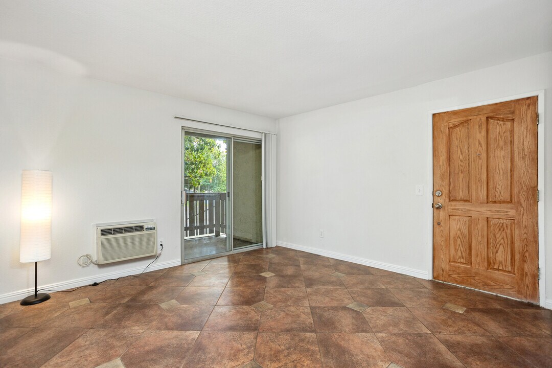 830 W Lincoln Ave in Escondido, CA - Building Photo