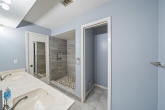 416 Rolling Hills Dr W in Conroe, TX - Foto de edificio - Building Photo