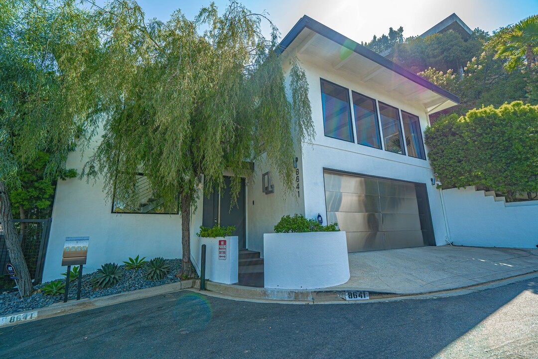 8641 Metz Pl in Los Angeles, CA - Building Photo