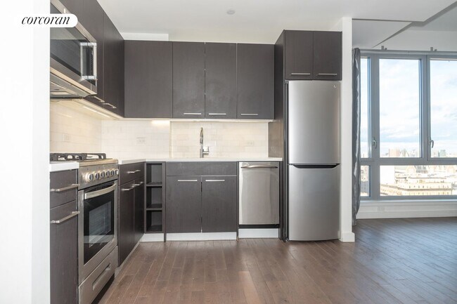321 W 110th St in New York, NY - Building Photo - Building Photo