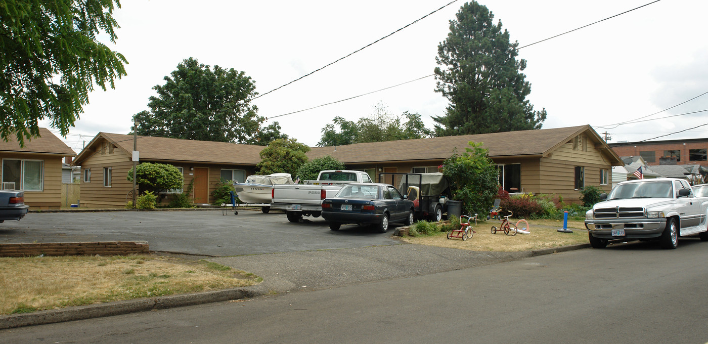 2150-2208 NE 80th Ave in Portland, OR - Foto de edificio