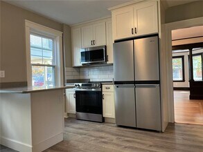 65 Burton St in Bristol, RI - Foto de edificio - Building Photo