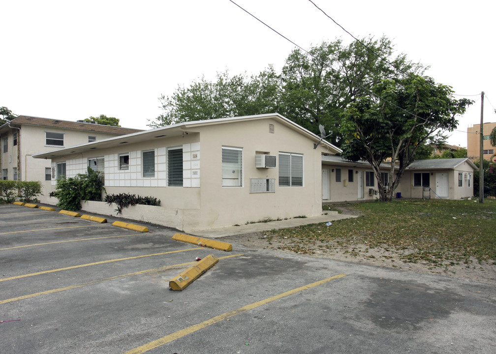 1324 NE 127th in North Miami, FL - Foto de edificio