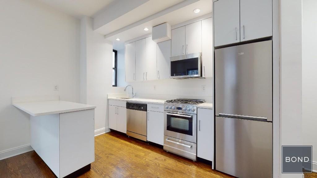 140 E 46th St in New York, NY - Building Photo