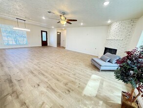 15714 Torry Pines Rd in Houston, TX - Foto de edificio - Building Photo