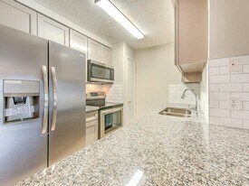 608 Golden Raintree Pl in Brandon, FL - Building Photo