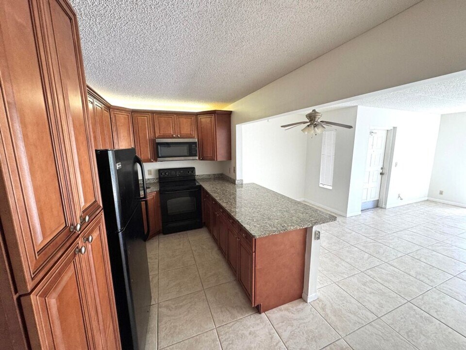 1119 Green Pine Blvd in West Palm Beach, FL - Building Photo