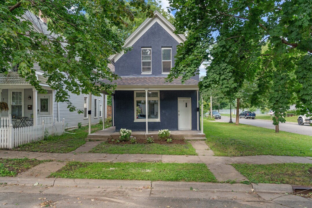 1039 Victoria St N, Unit Apt 2 in St. Paul, MN - Foto de edificio