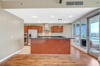 4575 Dean Martin Dr in Las Vegas, NV - Building Photo - Building Photo