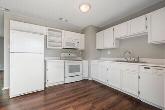 830 Trailwood Dr E in Mobile, AL - Building Photo - Building Photo