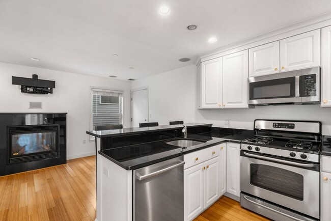 366 W 2nd St, Unit 3 in Boston, MA - Building Photo - Building Photo