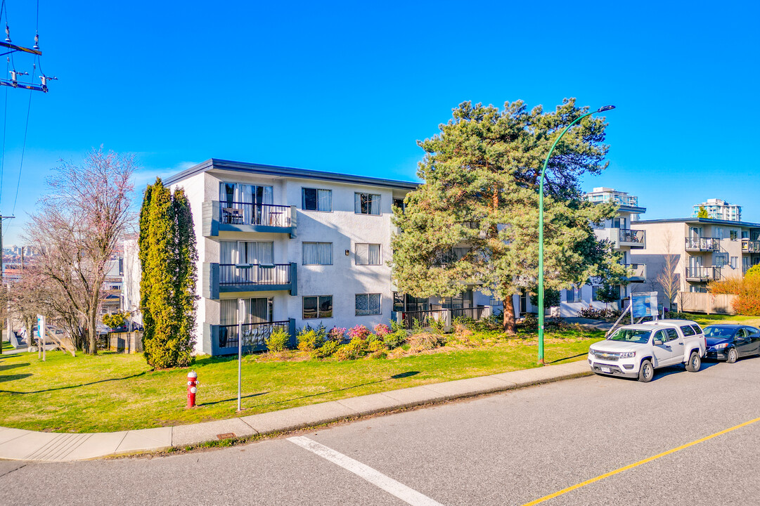 Villa Ascona in North Vancouver, BC - Building Photo