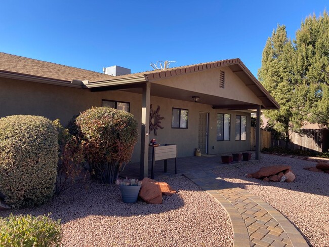 1475 Verde Valley School Rd in Sedona, AZ - Foto de edificio - Building Photo