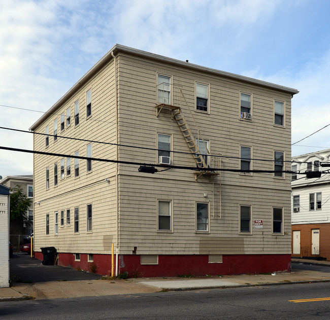 560-564 Douglas Ave in Providence, RI - Foto de edificio - Building Photo