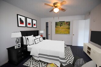 1126 Hollow Creek Dr, Unit #4 in Austin, TX - Foto de edificio - Building Photo