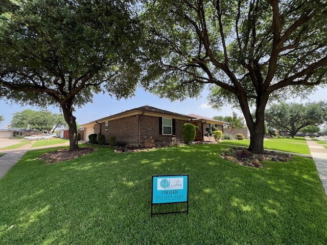 property at 1401 Fieldstone Ct E