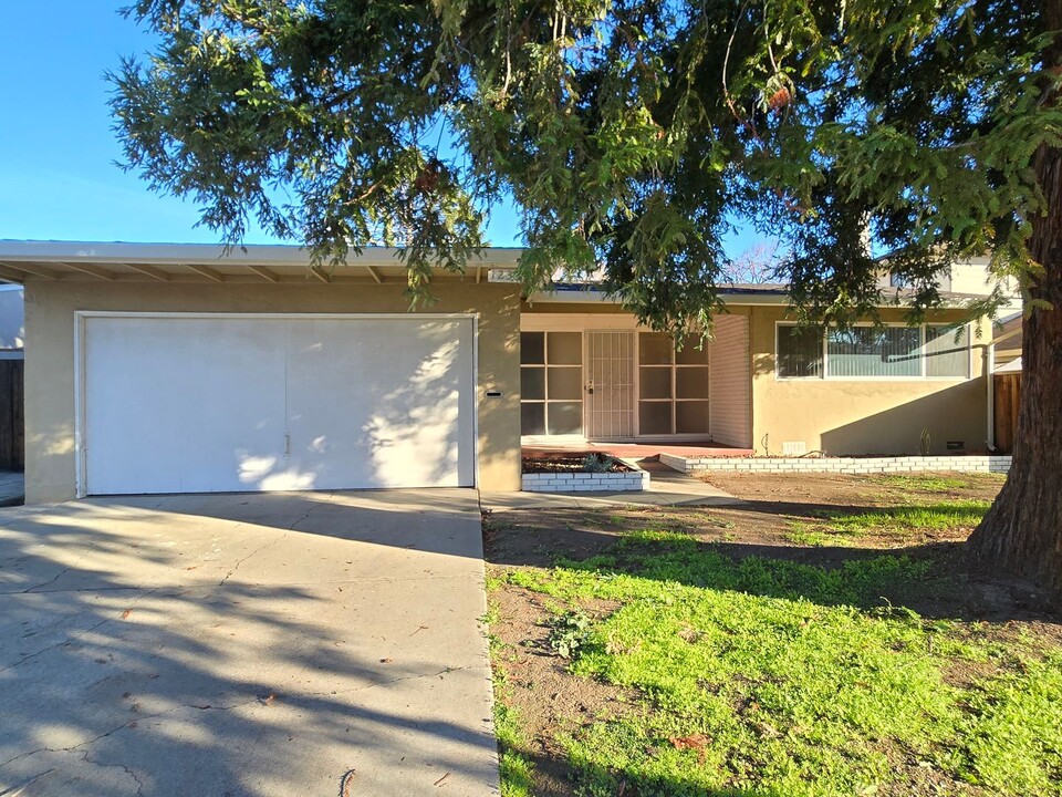 1235 Heatherstone Way in Sunnyvale, CA - Building Photo