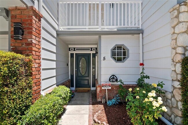 18850 Hatteras St in Los Angeles, CA - Building Photo - Building Photo