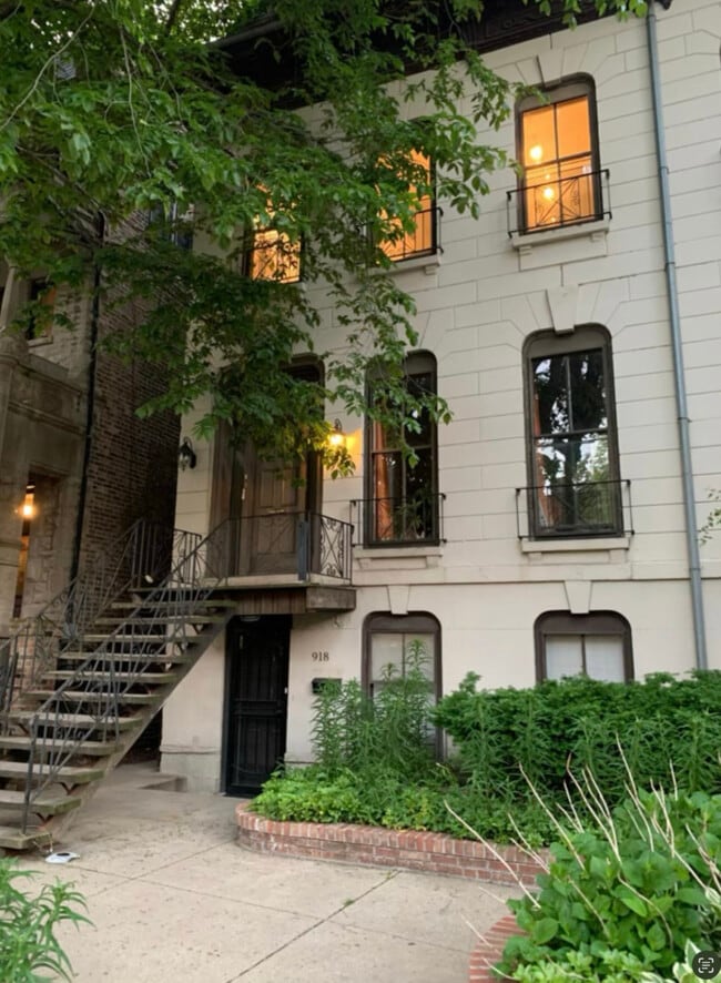 property at 918 W Fullerton Ave
