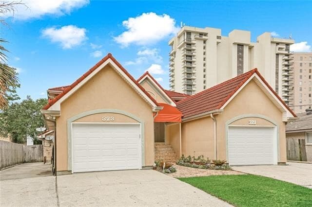 property at 323 W Robert E Lee Blvd