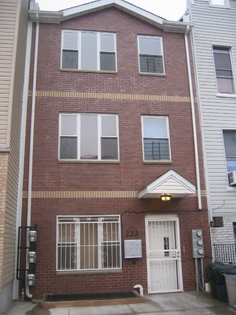 223 Woodbine St in Brooklyn, NY - Foto de edificio