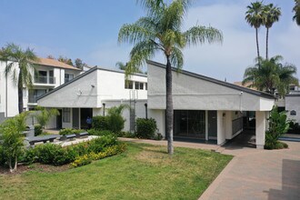 Tarzana Terraces in Tarzana, CA - Foto de edificio - Building Photo