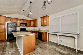 9104 Royal Oak Dr in Louisville, KY - Building Photo - Building Photo