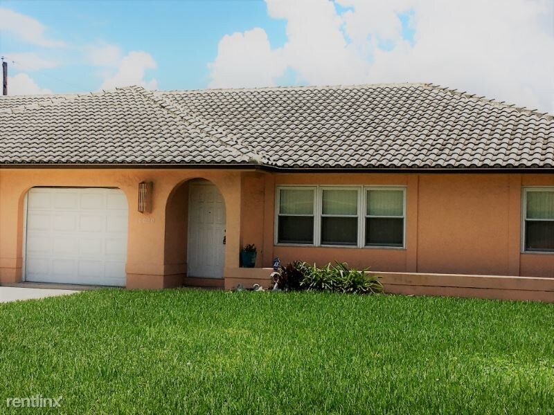 10022 8th St N in Naples, FL - Building Photo