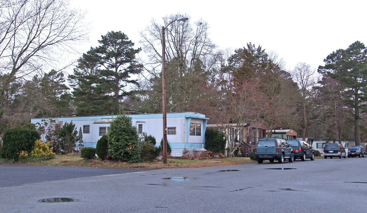 Whispering Pines in Malaga, NJ - Foto de edificio